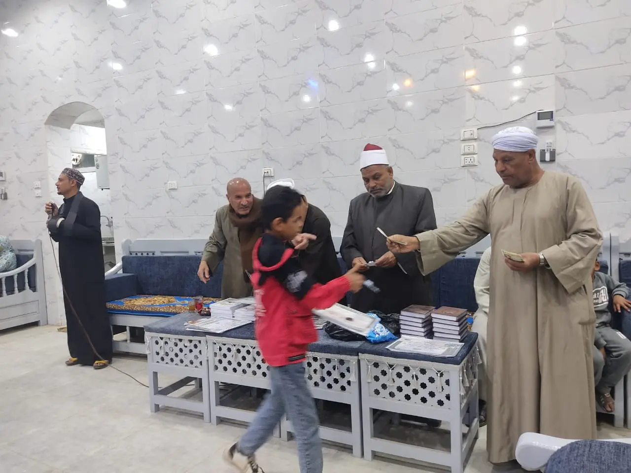 تكريم 135 من حفظة القرآن الكريم في احتفالية كبرى بقرية الحرزات بنقادة - 1000479253