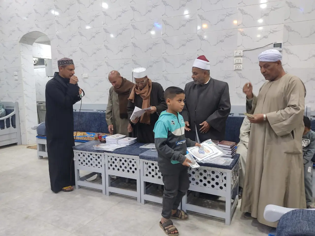 تكريم 135 من حفظة القرآن الكريم في احتفالية كبرى بقرية الحرزات بنقادة - 1000479256