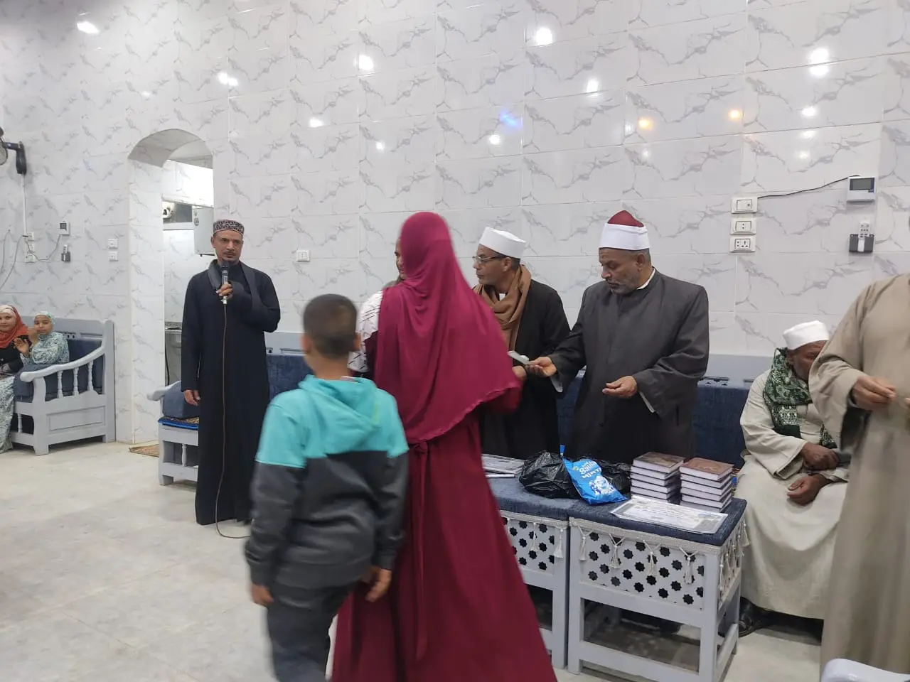تكريم 135 من حفظة القرآن الكريم في احتفالية كبرى بقرية الحرزات بنقادة - 1000479259