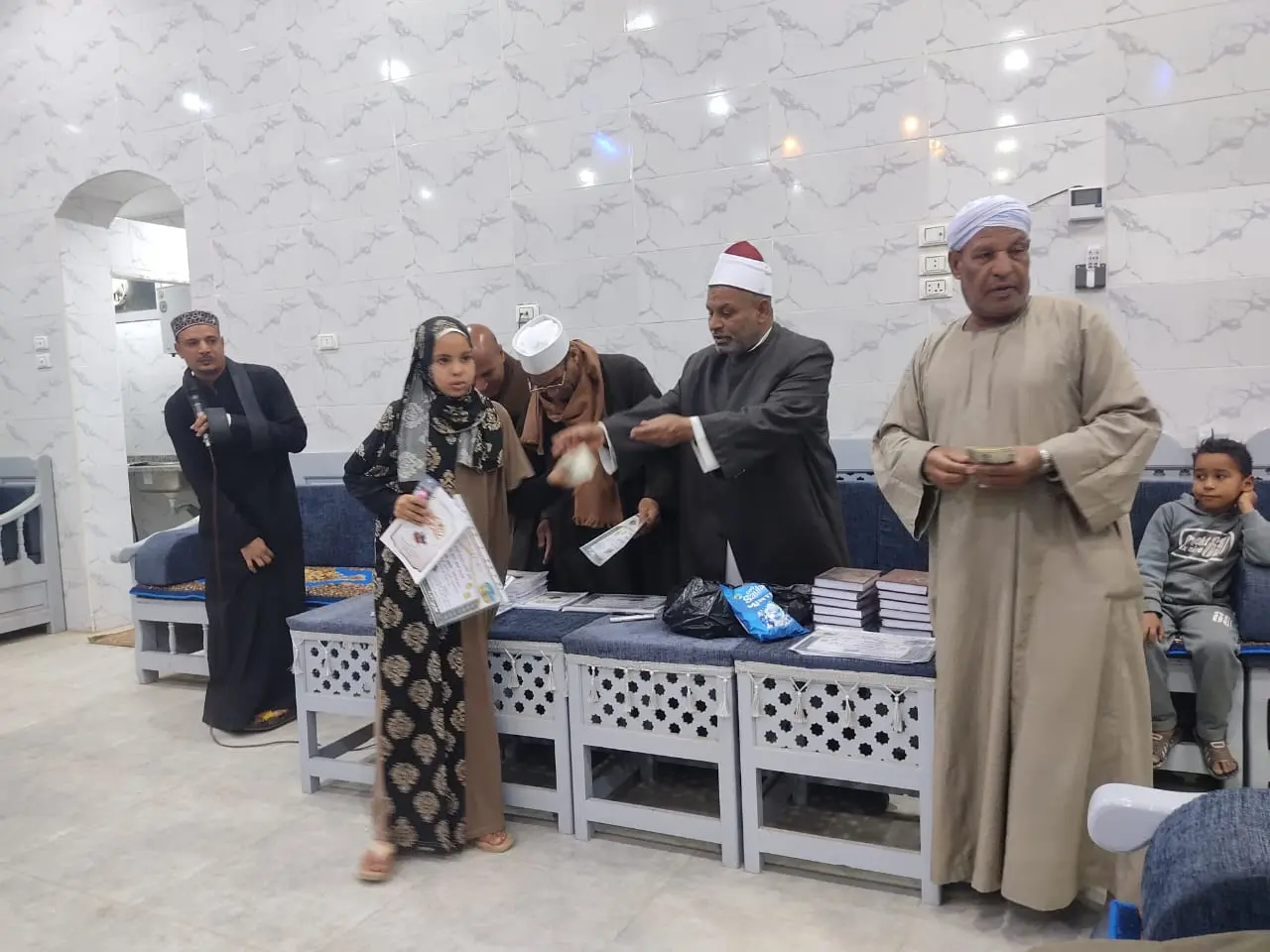 تكريم 135 من حفظة القرآن الكريم في احتفالية كبرى بقرية الحرزات بنقادة - 1000479262