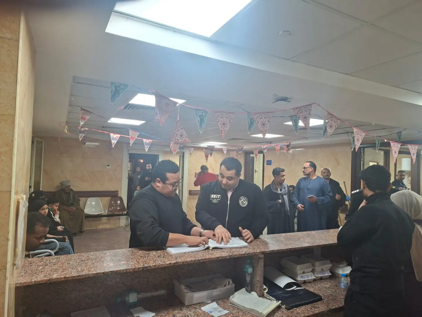 وكيل صحة قنا يفاجئ مستشفى أبوتشت المركزي بجولة مسائية لمتابعة جاهزية الخدمات خلال عيد الفطر - 1000479899
