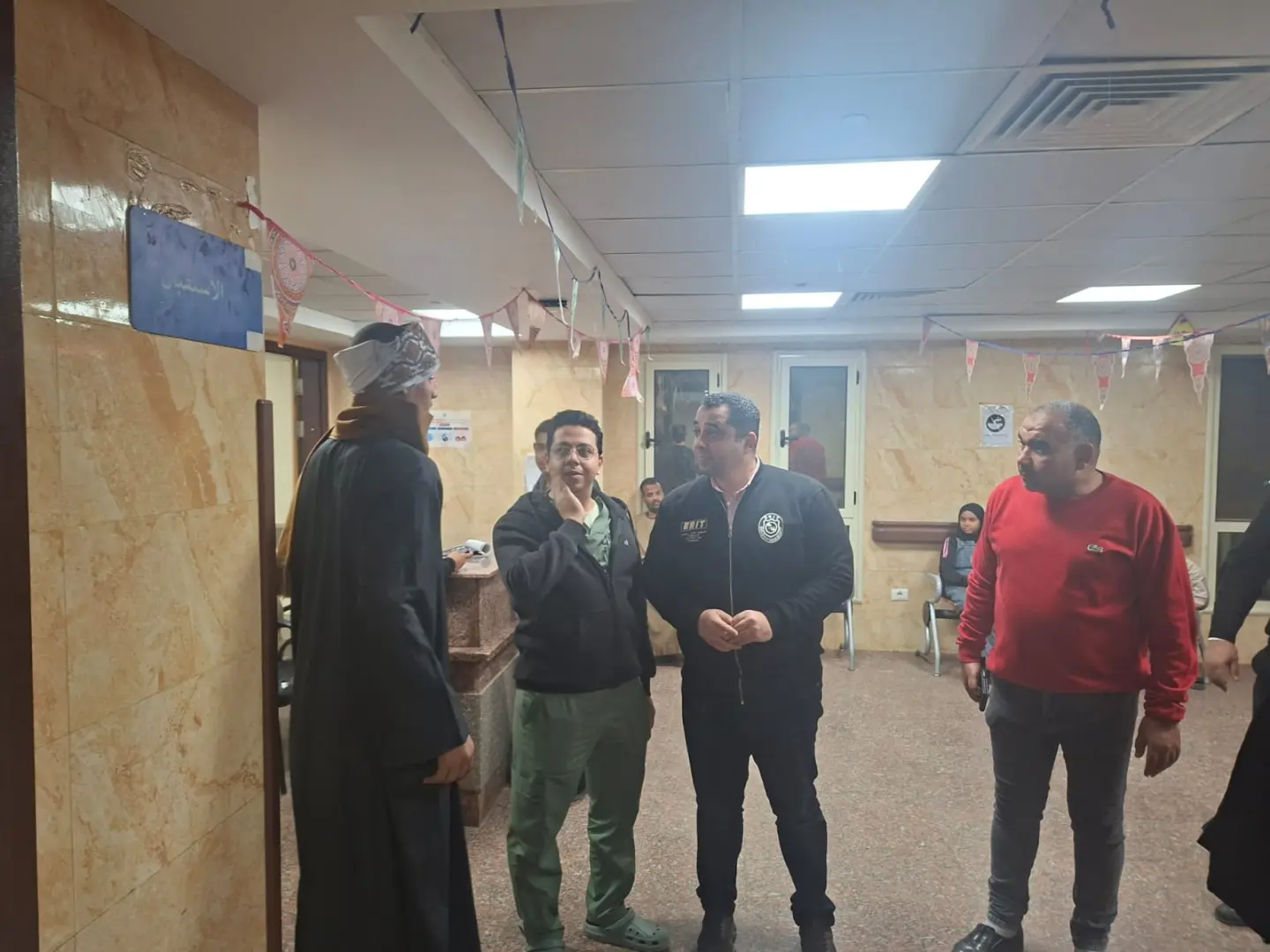 وكيل صحة قنا يفاجئ مستشفى أبوتشت المركزي بجولة مسائية لمتابعة جاهزية الخدمات خلال عيد الفطر - 1000479901