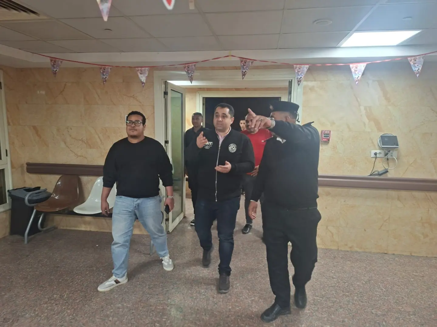 وكيل صحة قنا يفاجئ مستشفى أبوتشت المركزي بجولة مسائية لمتابعة جاهزية الخدمات خلال عيد الفطر - 1000479902