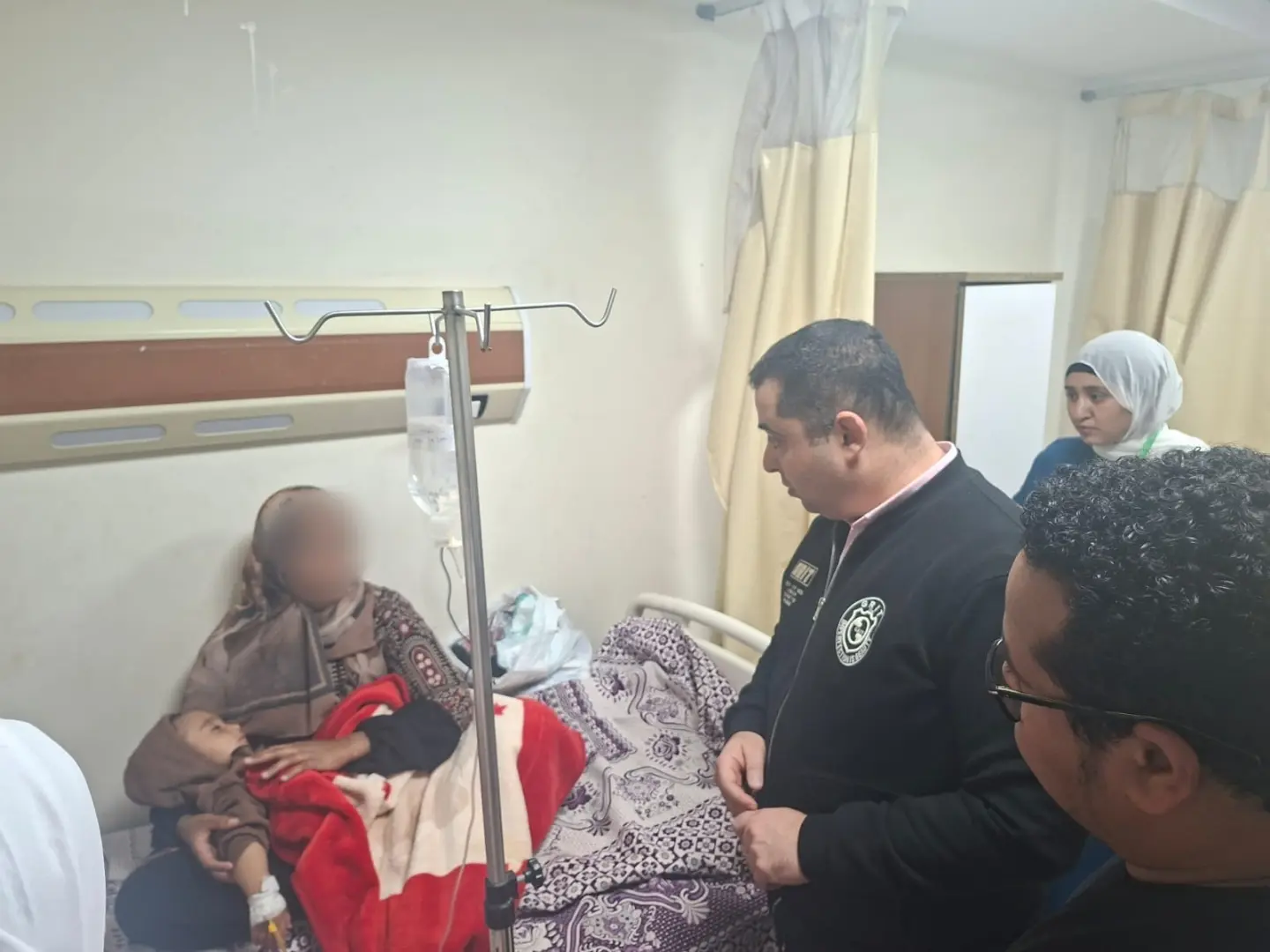 وكيل صحة قنا يفاجئ مستشفى أبوتشت المركزي بجولة مسائية لمتابعة جاهزية الخدمات خلال عيد الفطر - 1000479907