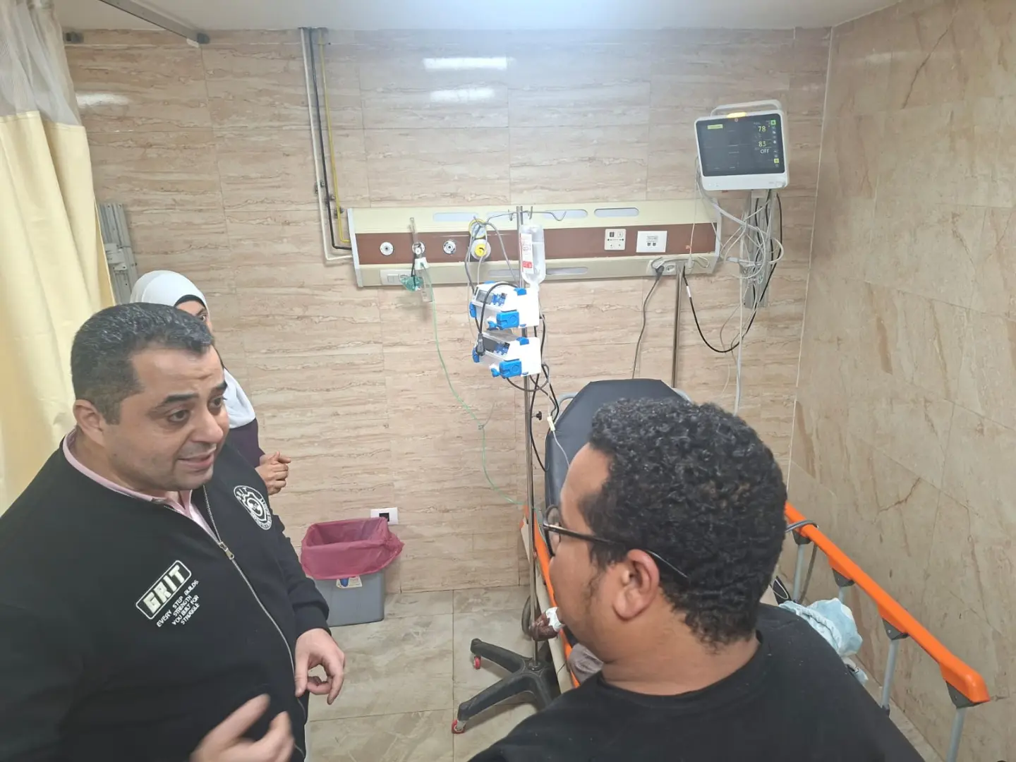 وكيل صحة قنا يفاجئ مستشفى أبوتشت المركزي بجولة مسائية لمتابعة جاهزية الخدمات خلال عيد الفطر - 1000479912