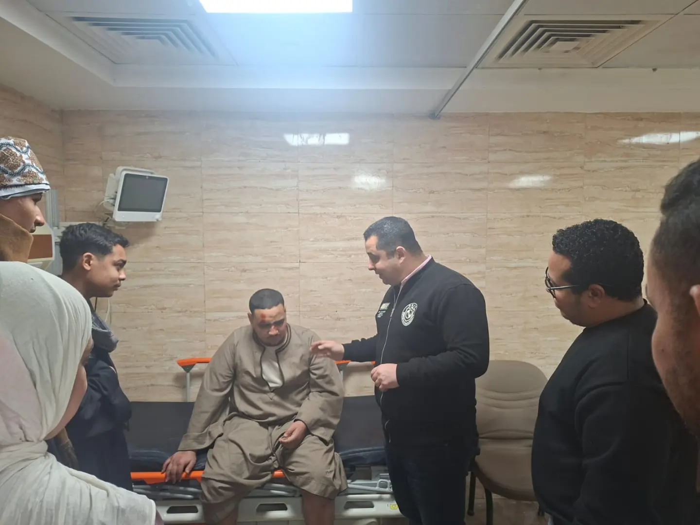 وكيل صحة قنا يفاجئ مستشفى أبوتشت المركزي بجولة مسائية لمتابعة جاهزية الخدمات خلال عيد الفطر - 1000479916