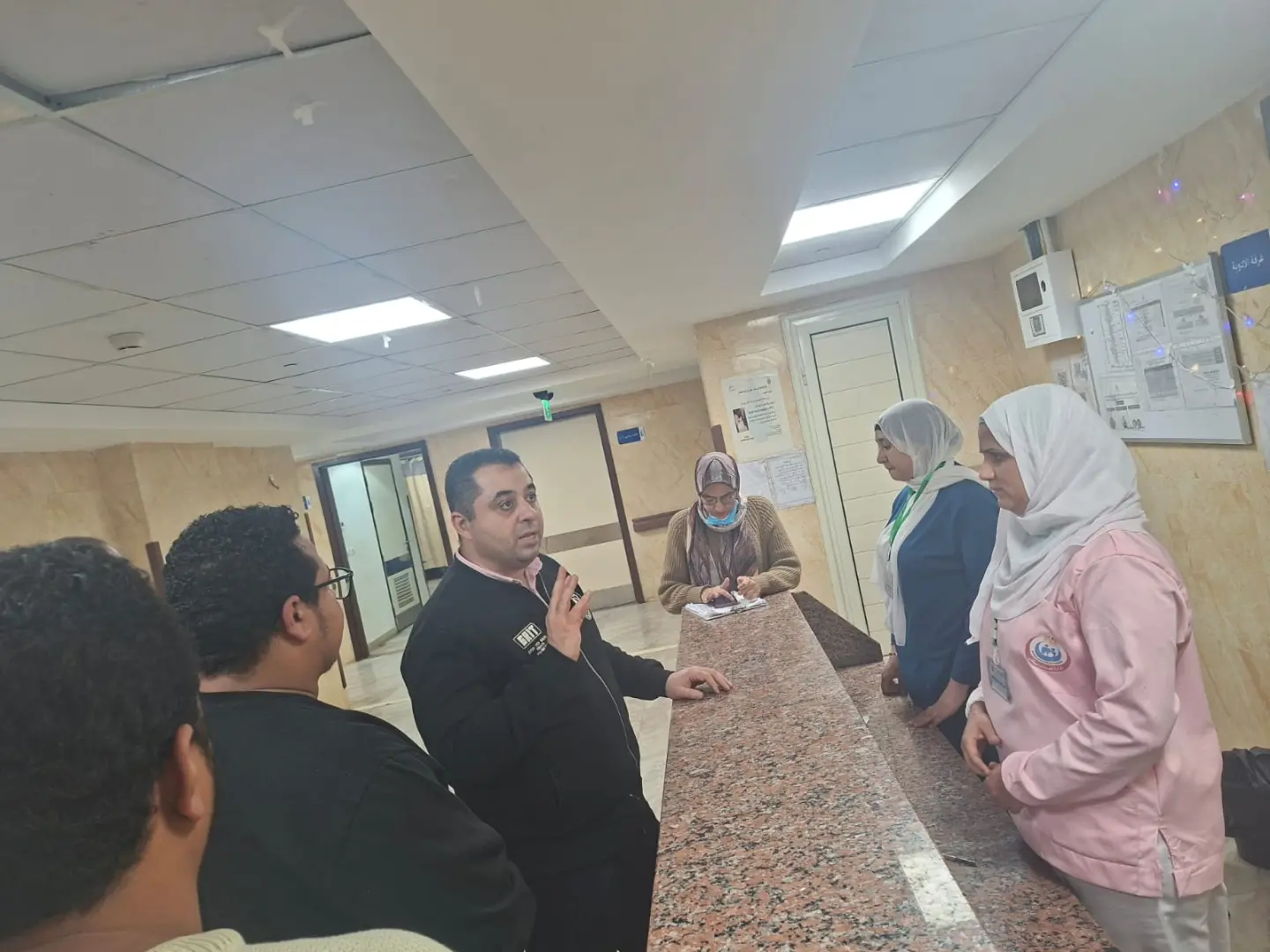 وكيل صحة قنا يفاجئ مستشفى أبوتشت المركزي بجولة مسائية لمتابعة جاهزية الخدمات خلال عيد الفطر - 1000479917