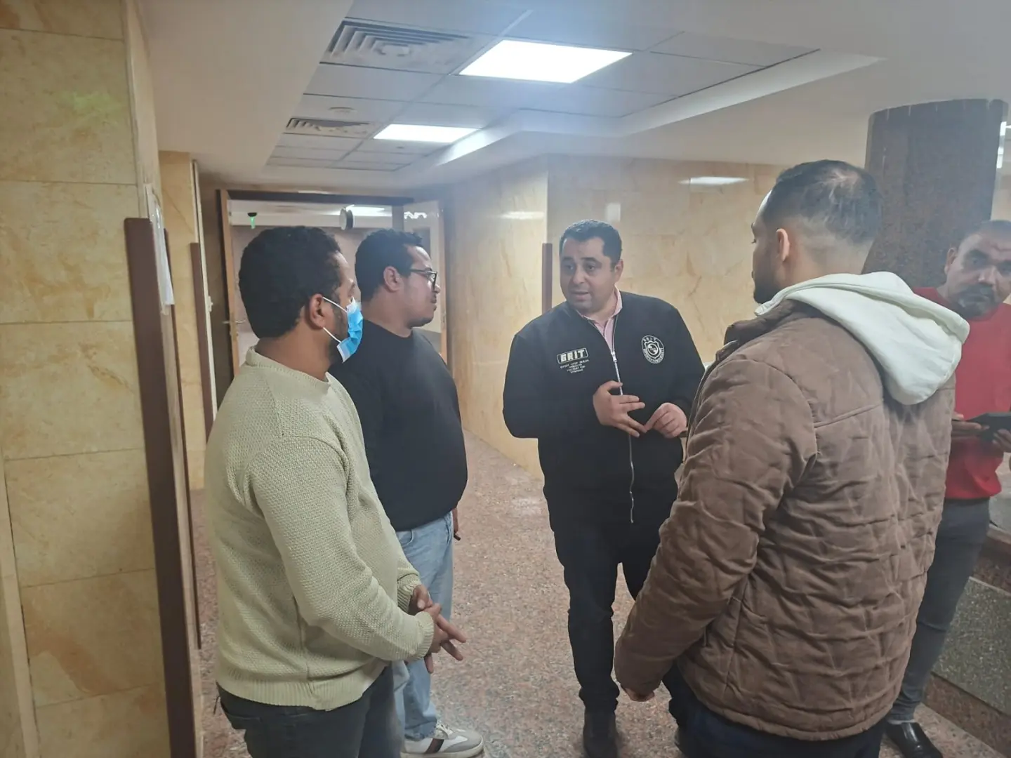وكيل صحة قنا يفاجئ مستشفى أبوتشت المركزي بجولة مسائية لمتابعة جاهزية الخدمات خلال عيد الفطر - 1000479919