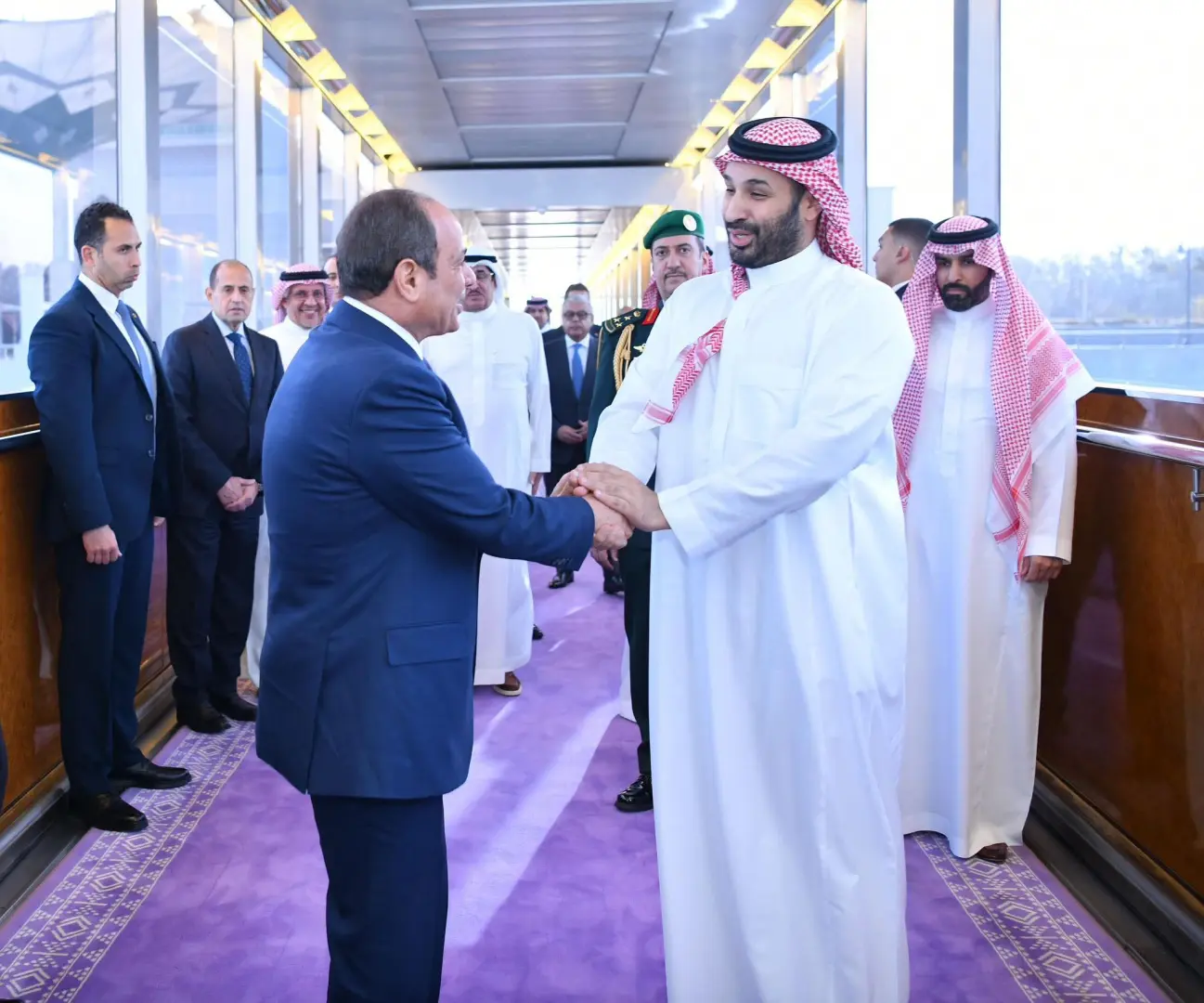 السيسي يؤكد من البحرين والسعودية: أمن الخليج جزء لا يتجزأ من الأمن القومي المصري - 1000486374