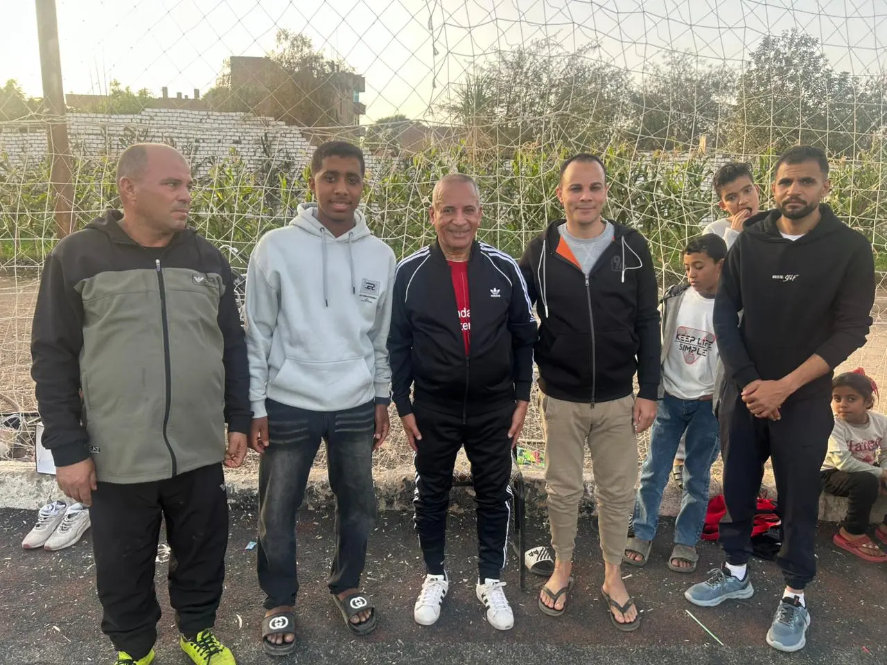 بقميص ليفربول .. أحمد موسي يشارك في مباراة لكرة القدم مع أهالي بلدته بسوهاج - 1000486438