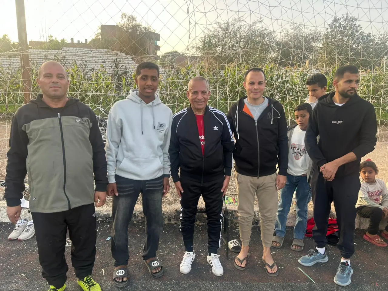 بقميص ليفربول .. أحمد موسي يشارك في مباراة لكرة القدم مع أهالي بلدته بسوهاج - 1000486439