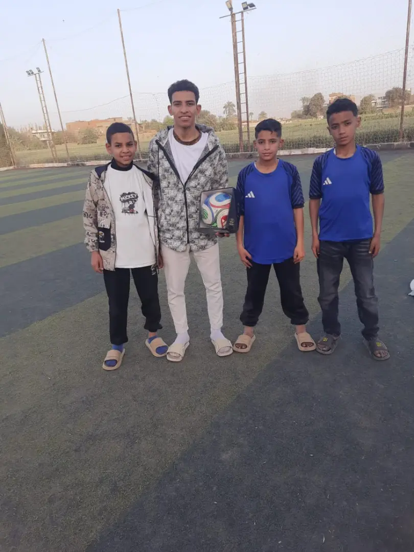 بقميص ليفربول .. أحمد موسي يشارك في مباراة لكرة القدم مع أهالي بلدته بسوهاج - 1000486440