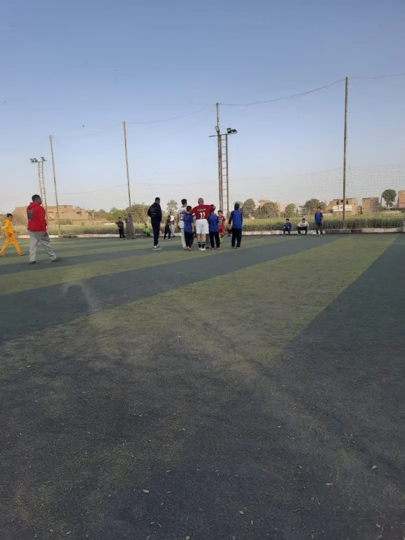 بقميص ليفربول .. أحمد موسي يشارك في مباراة لكرة القدم مع أهالي بلدته بسوهاج - 1000486441