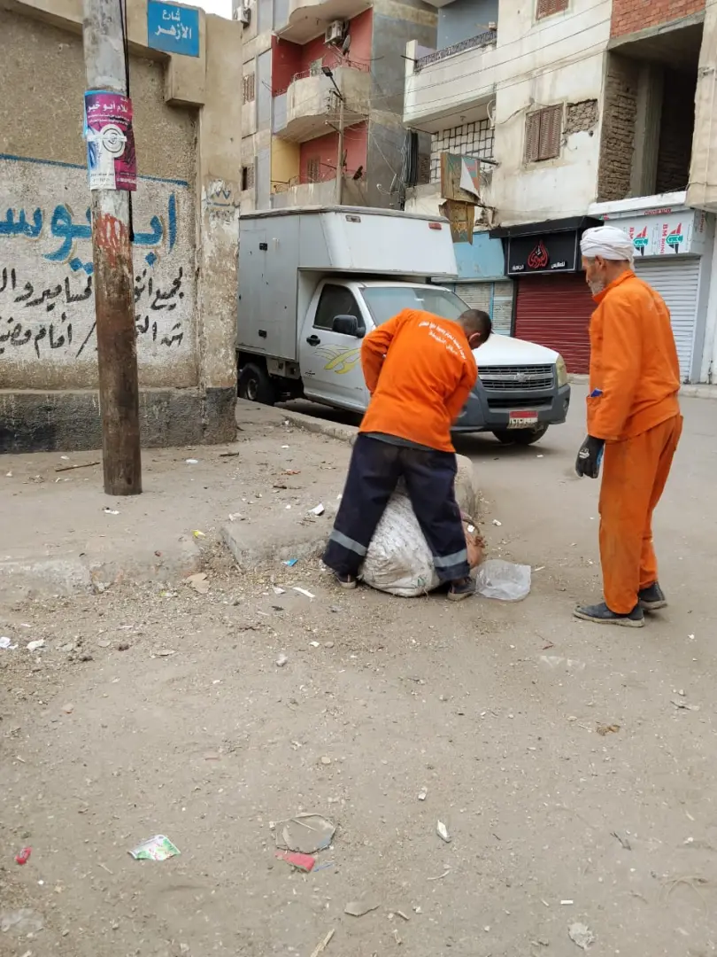 حملة نظافة مكبرة بنجع حمادي تنجح في رفع 59 طنًا من المخلفات والتراكمات