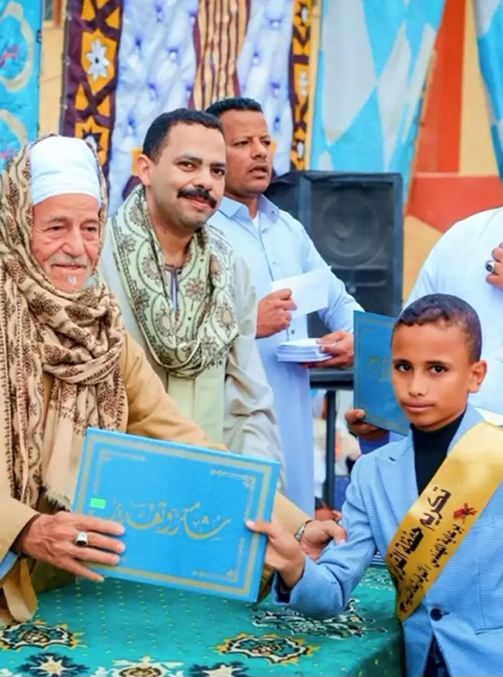 أشرف رشاد يكرّم حفظة القرآن.. 300 حافظ و6 رحلات عمرة في قنا - 1000490497