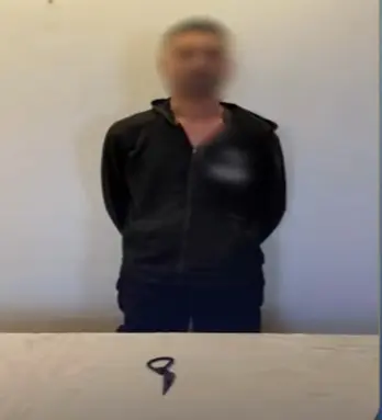 ضبط شخص روع المارة بسلاح أبيض في الفيوم - 1000490569