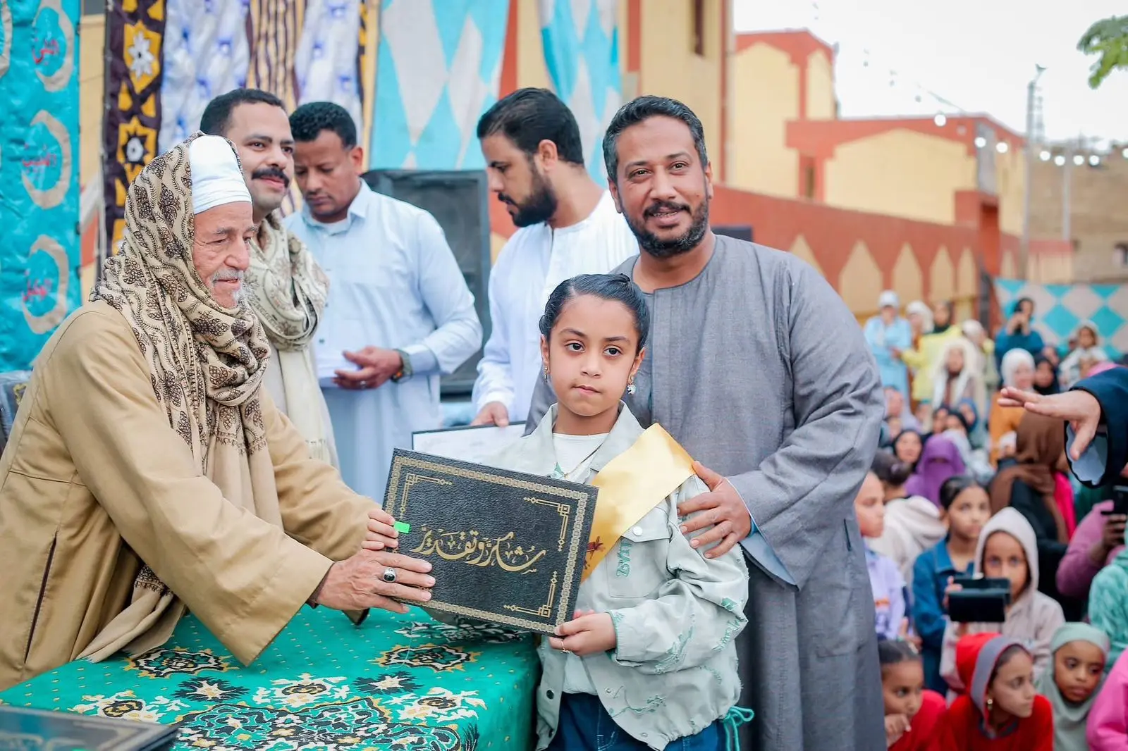 أشرف رشاد يكرّم حفظة القرآن.. 300 حافظ و6 رحلات عمرة في قنا - 1000490724