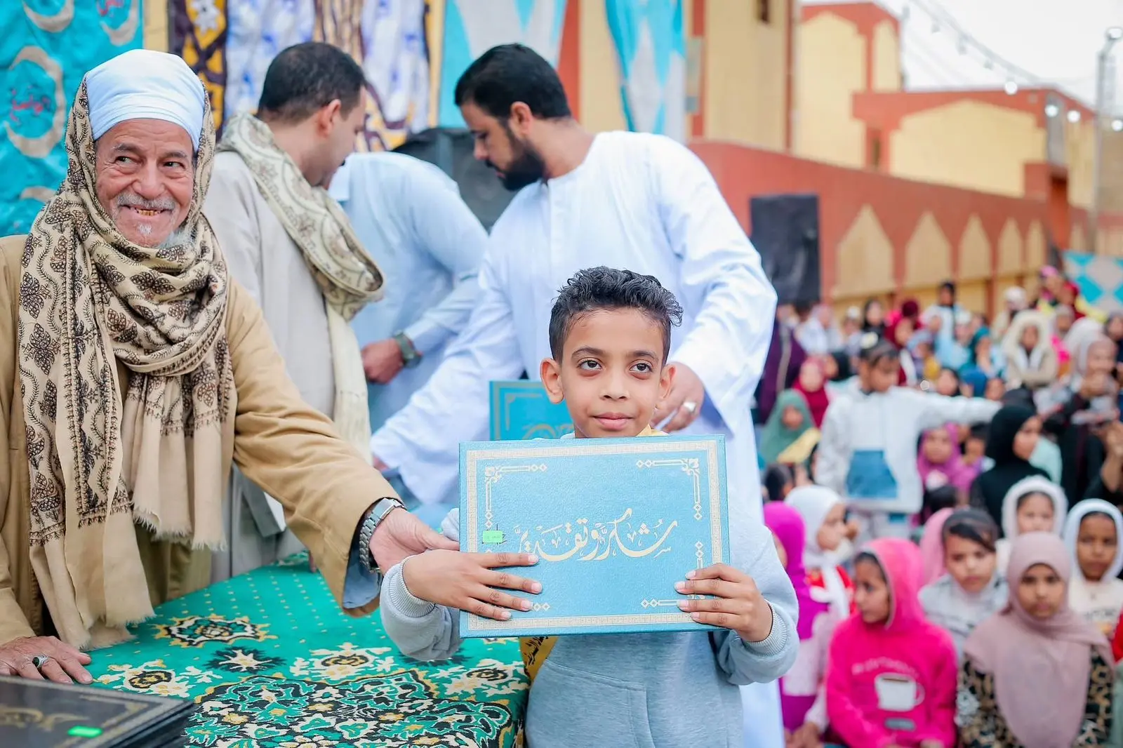 أشرف رشاد يكرّم حفظة القرآن.. 300 حافظ و6 رحلات عمرة في قنا - 1000490730