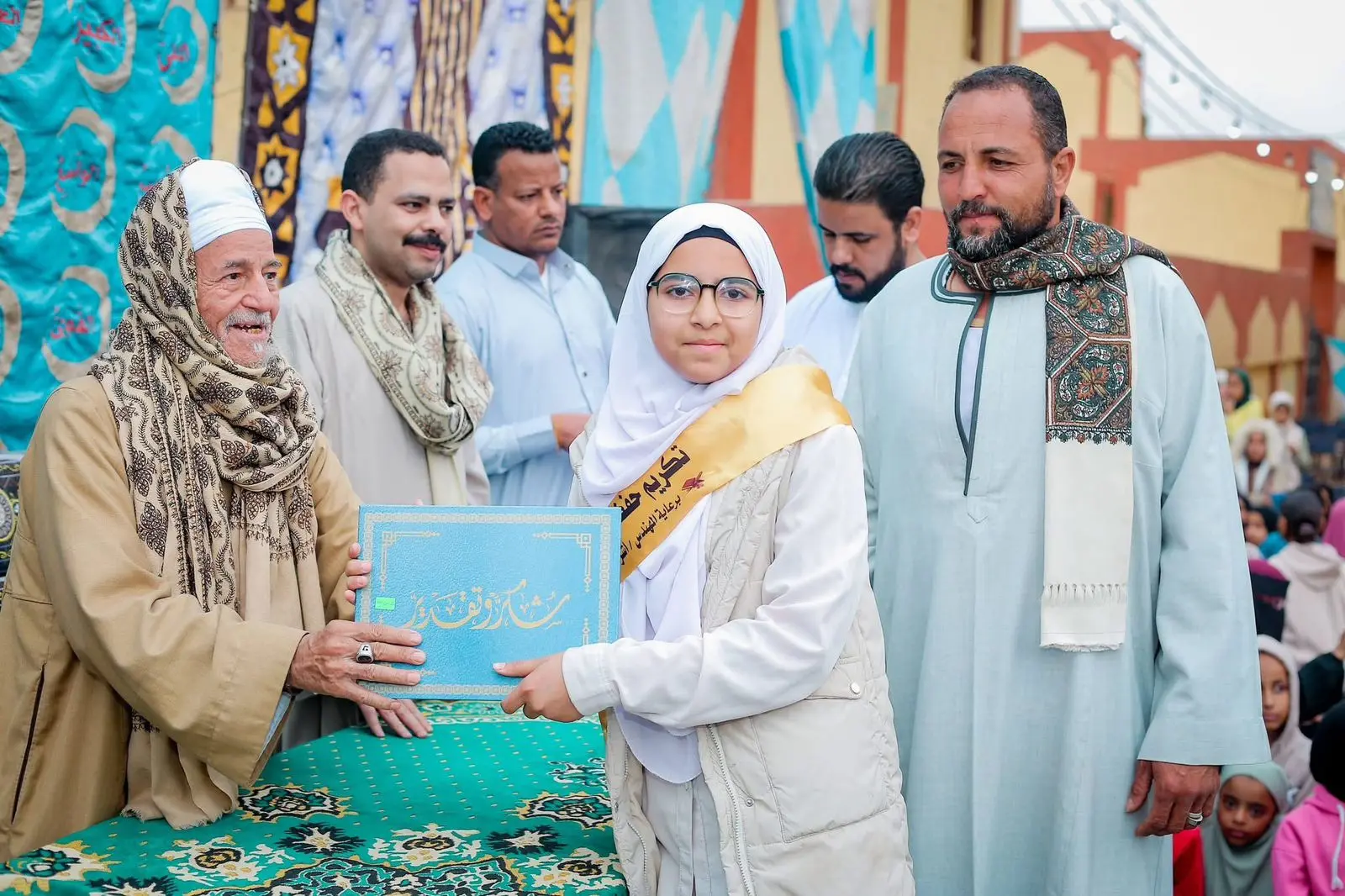 أشرف رشاد يكرّم حفظة القرآن.. 300 حافظ و6 رحلات عمرة في قنا - 1000490737
