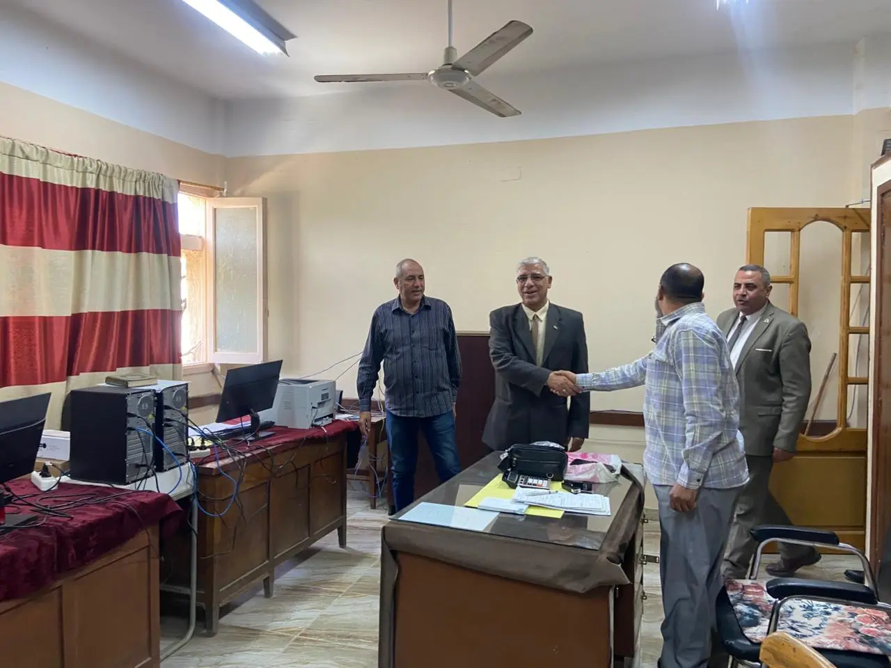 وكيل تعليم قنا يشارك العاملين فرحة عيد الفطر بجولة داخل ديوان المديرية - 1000492217