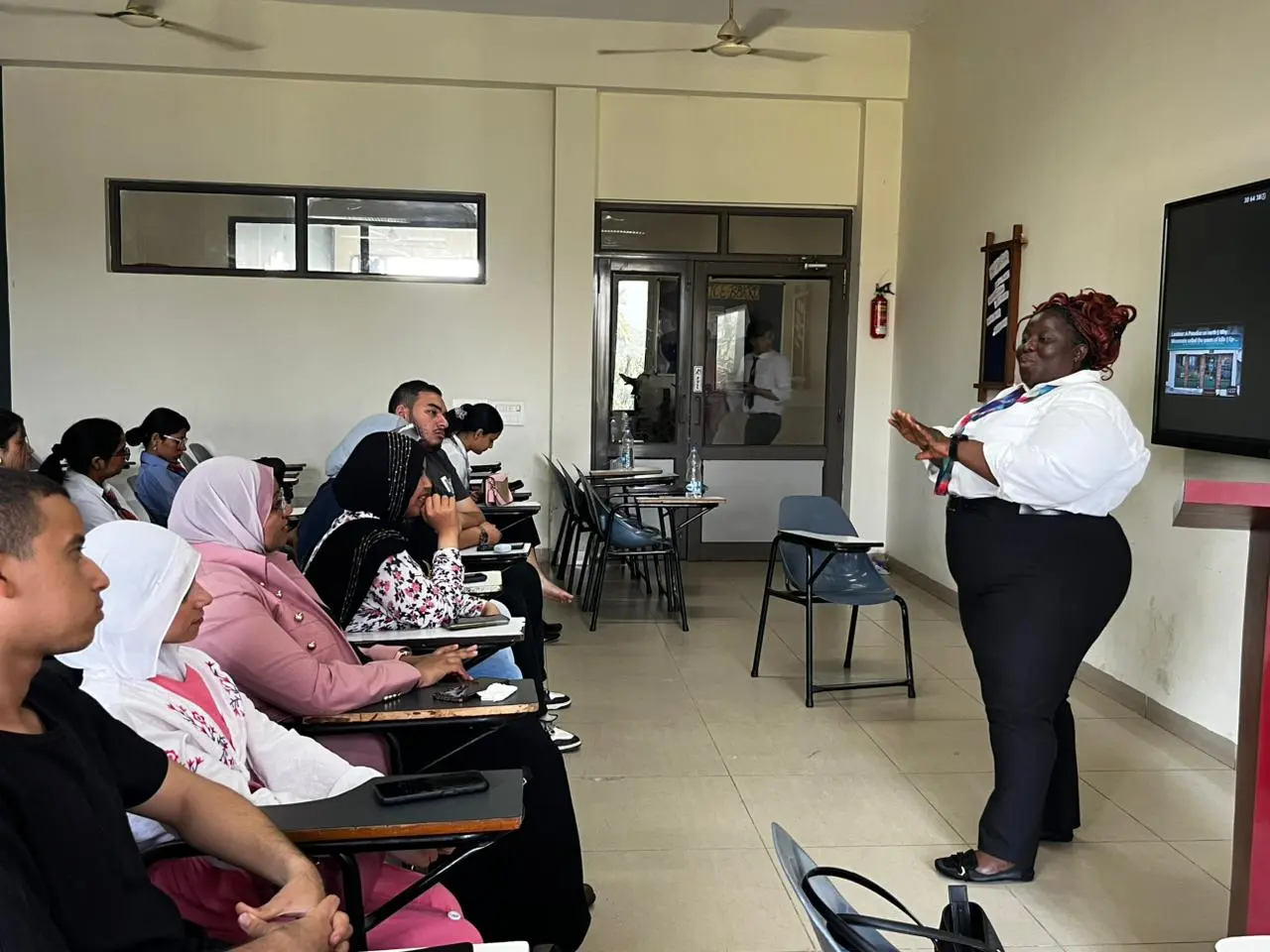 طلاب جامعتي الأقصر الحكومية والأهلية يشاركون في فعاليات الأسبوع العالمي بالهند - 1000492896