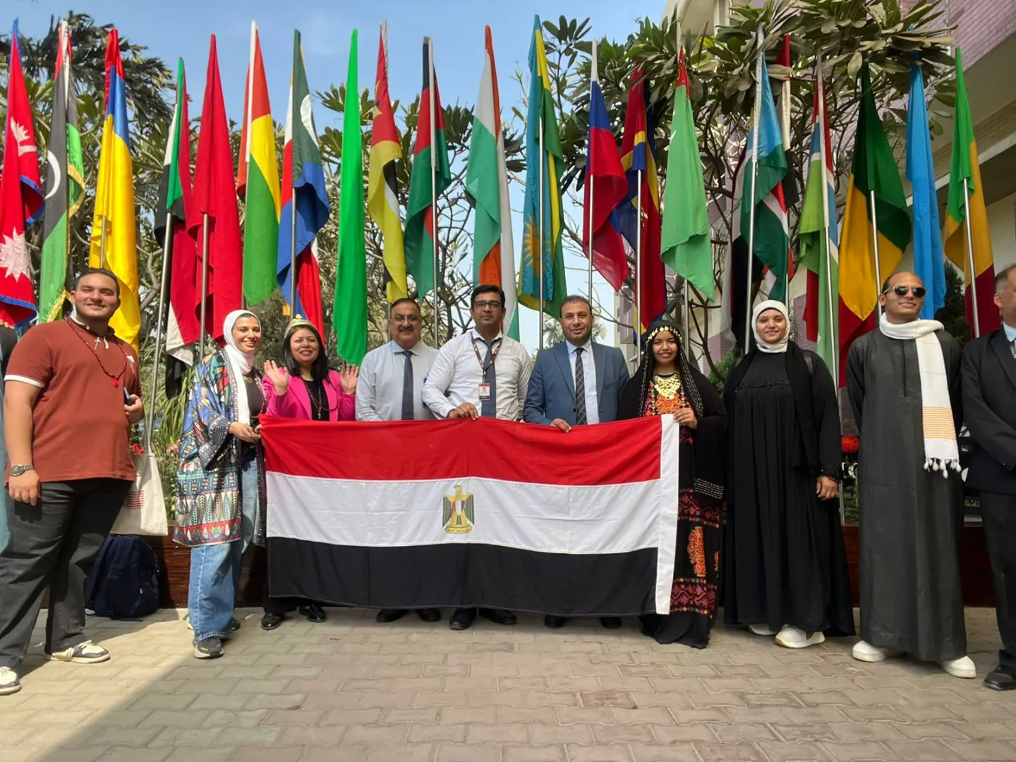 طلاب جامعتي الأقصر الحكومية والأهلية يشاركون في فعاليات الأسبوع العالمي بالهند - 1000492908