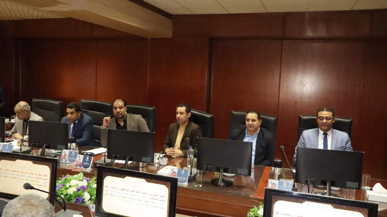 مجلس جامعة الأقصر يستعرض إنشاء مجلس استشاري مهني لتعزيز التكامل بين مخرجات التعليم ومتطلبات سوق العمل - 1000495129