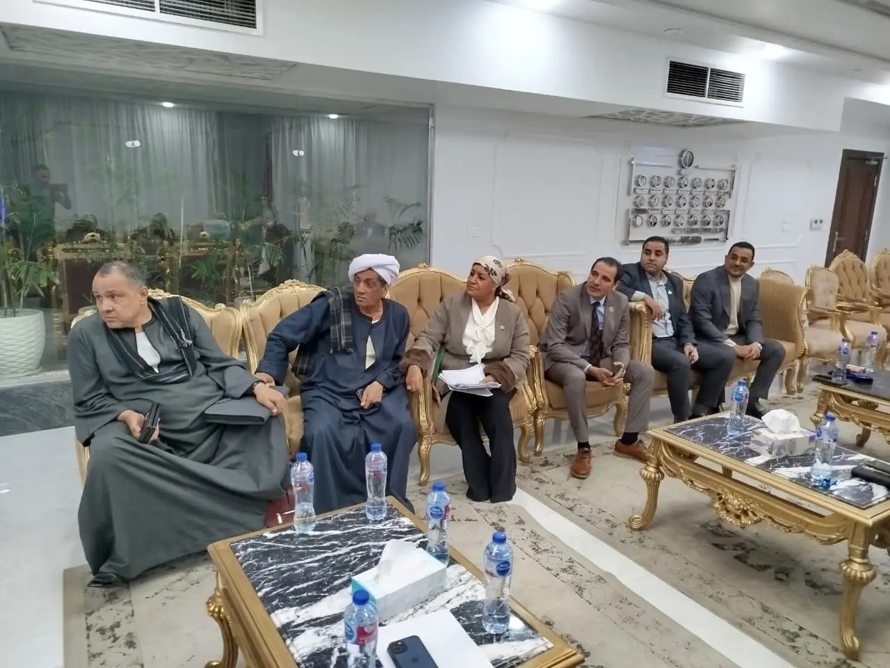 محافظ قنا يلتقي أعضاء مجلسي النواب والشيوخ لبحث الملفات التنموية وتعزيز التعاون لخدمة المواطنين - 1000495583