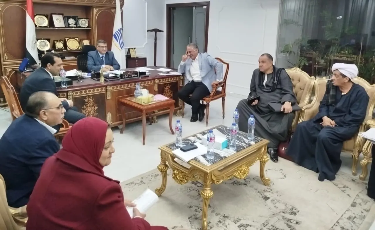 محافظ قنا يلتقي أعضاء مجلسي النواب والشيوخ لبحث الملفات التنموية وتعزيز التعاون لخدمة المواطنين - 1000495589