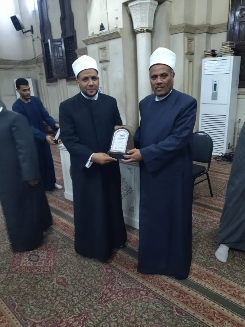 أوقاف قنا تكرم 25 إمامًا تقديرًا لجهودهم خلال شهر رمضان - 1000495751