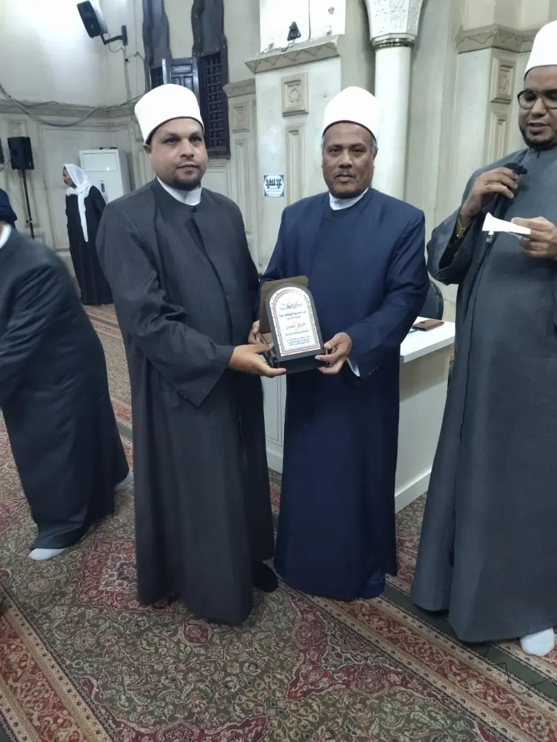 أوقاف قنا تكرم 25 إمامًا تقديرًا لجهودهم خلال شهر رمضان - 1000495771