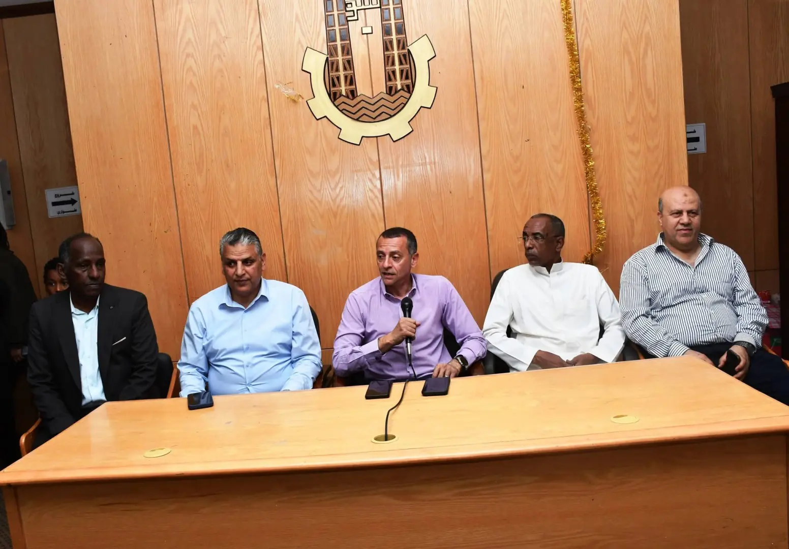 محافظ أسوان يعقد لقاءً جماهيريًا مع أهالي نصر النوبة للاستماع إلى مطالبهم
