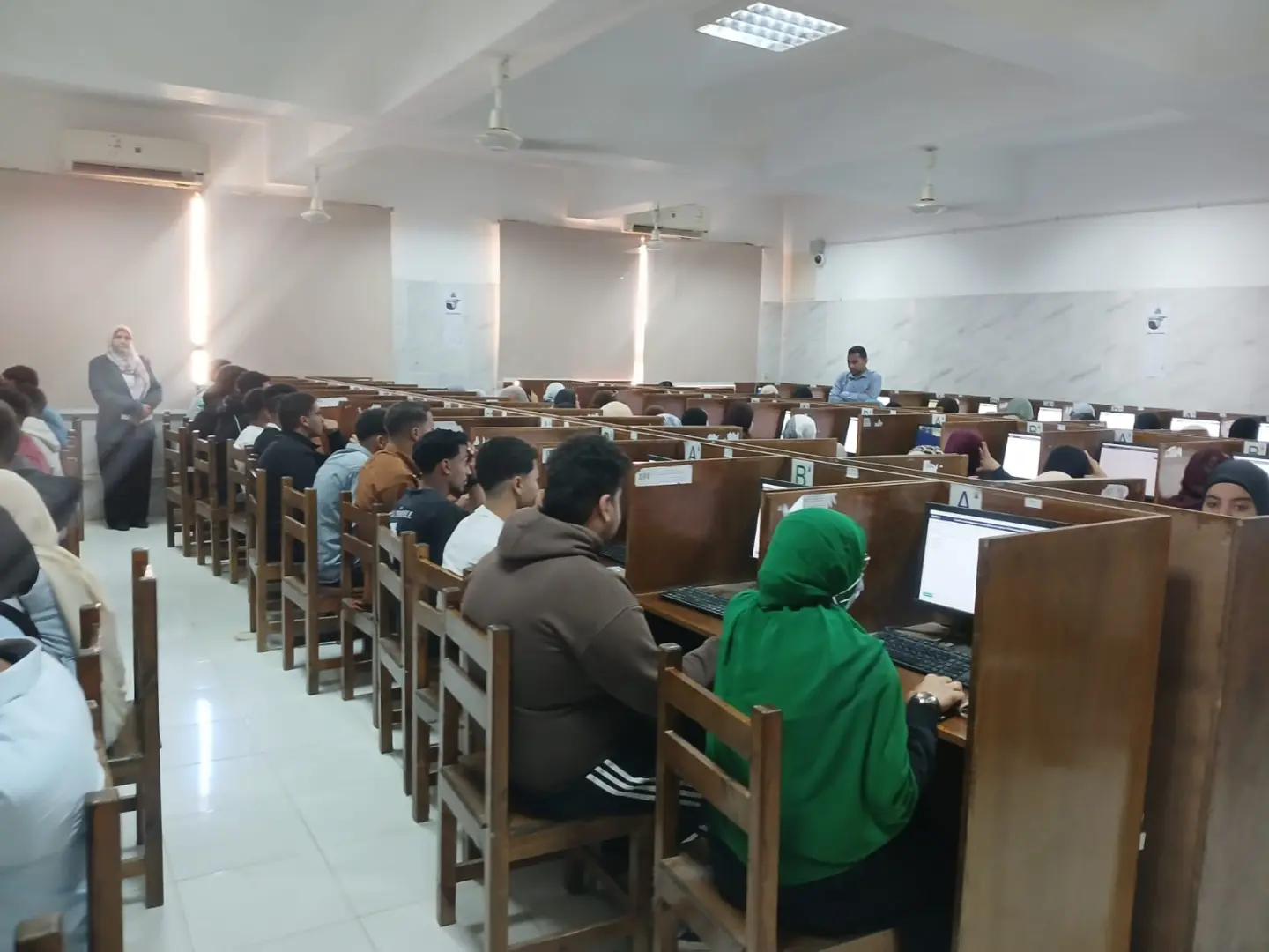 انتظام امتحانات منتصف الفصل الدراسي ببرنامجي التمريض وطب الفم والأسنان بجامعة جنوب الوادي الأهلية - 1000501009