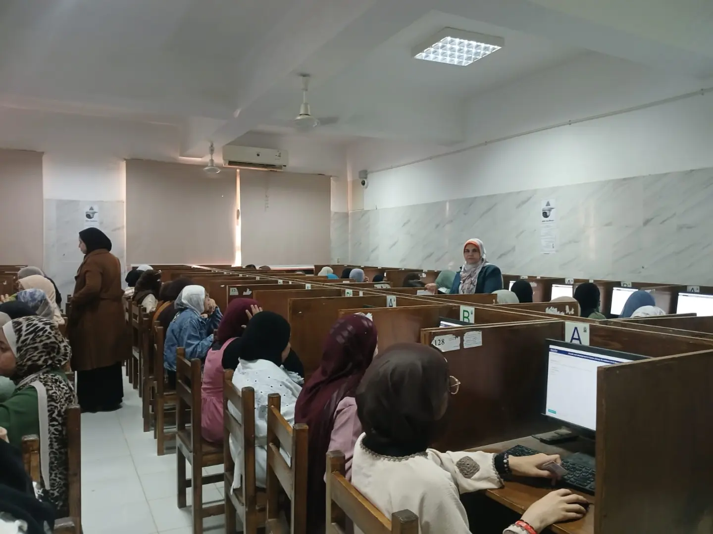 انتظام امتحانات منتصف الفصل الدراسي ببرنامجي التمريض وطب الفم والأسنان بجامعة جنوب الوادي الأهلية - 1000501012