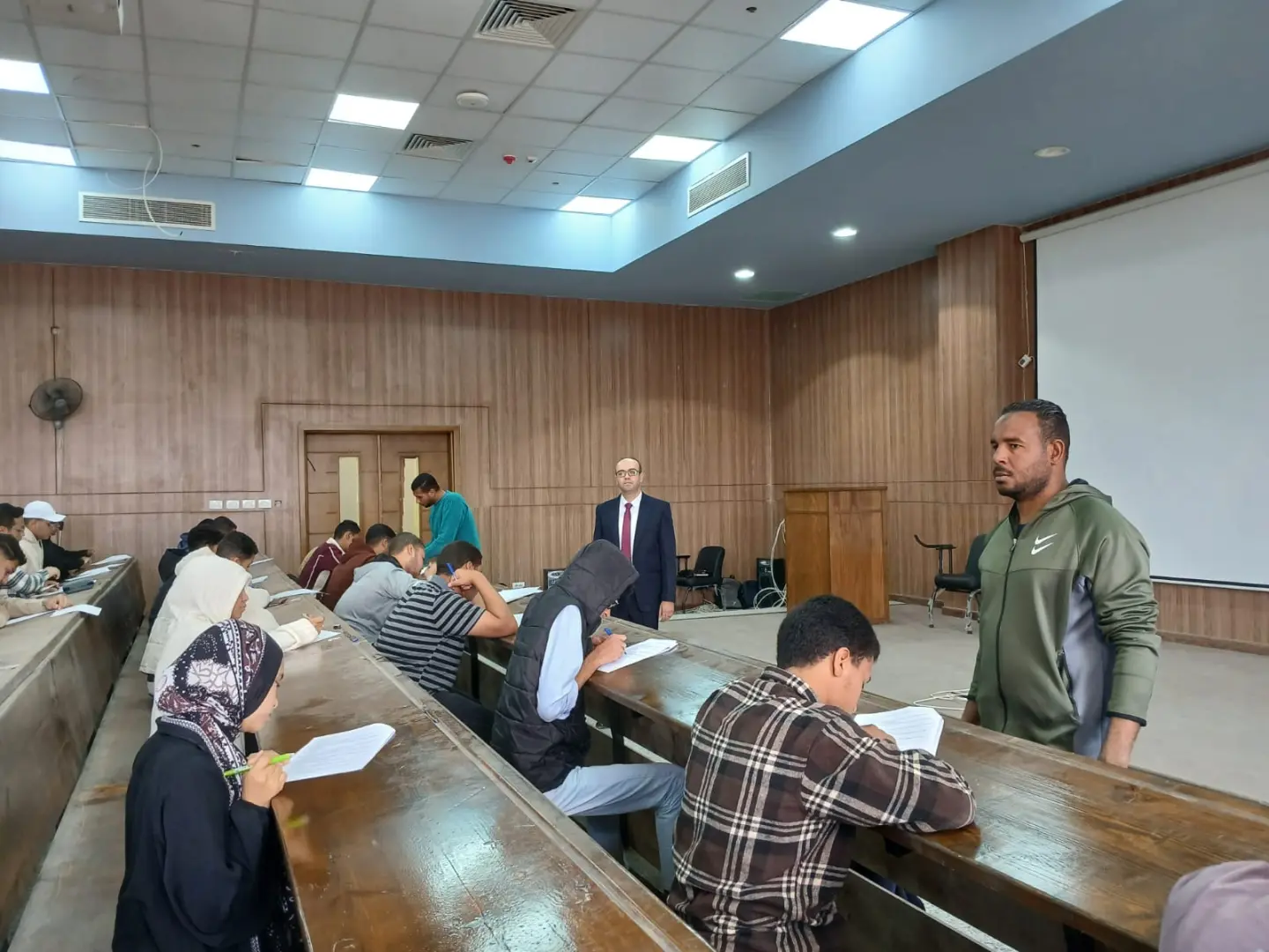 انتظام امتحانات منتصف الفصل الدراسي ببرنامجي التمريض وطب الفم والأسنان بجامعة جنوب الوادي الأهلية - 1000501060