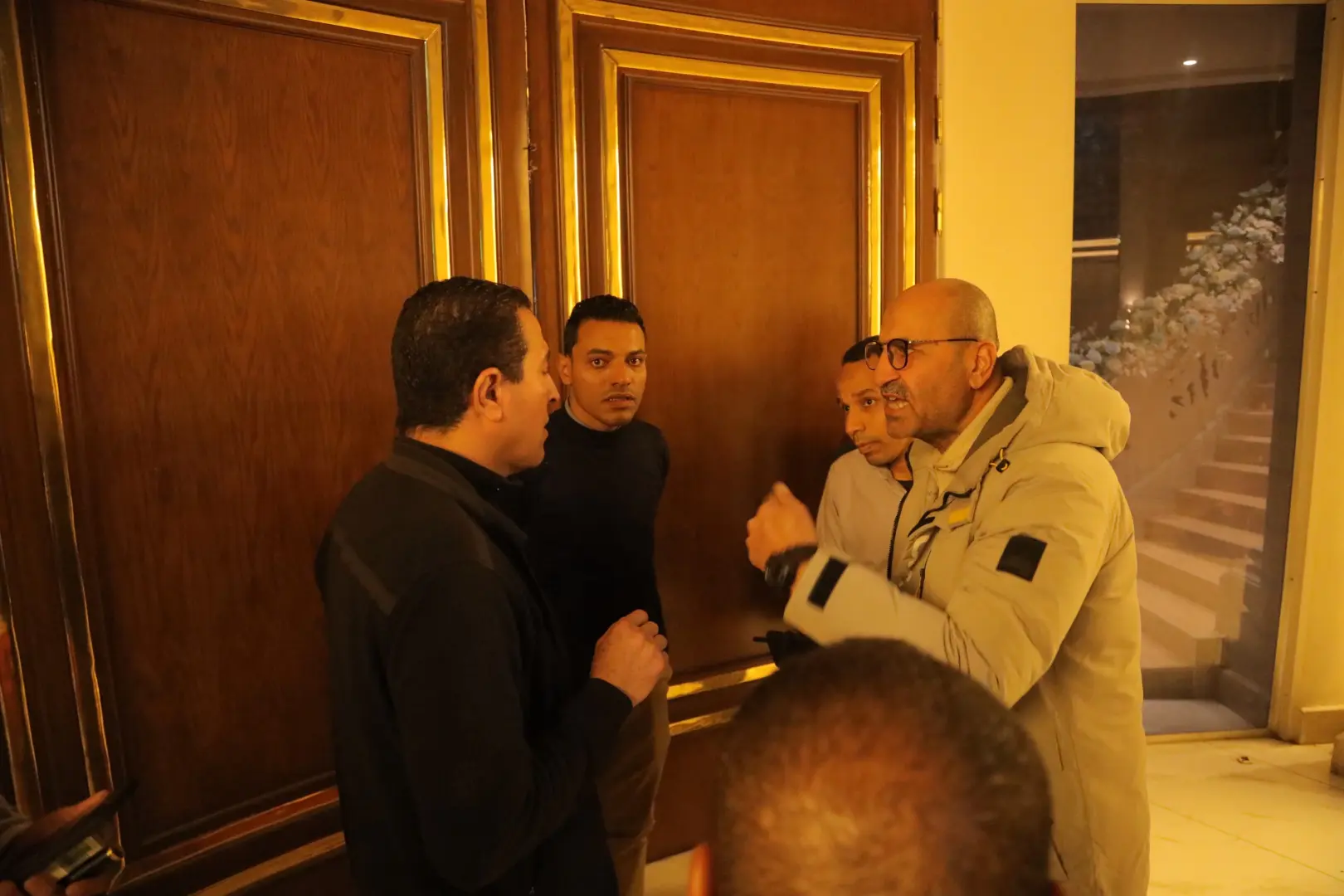 محافظ قنا يتابع تنفيذ قرار مجلس الوزراء بشأن مواعيد غلق المحال العامة - 1000501633