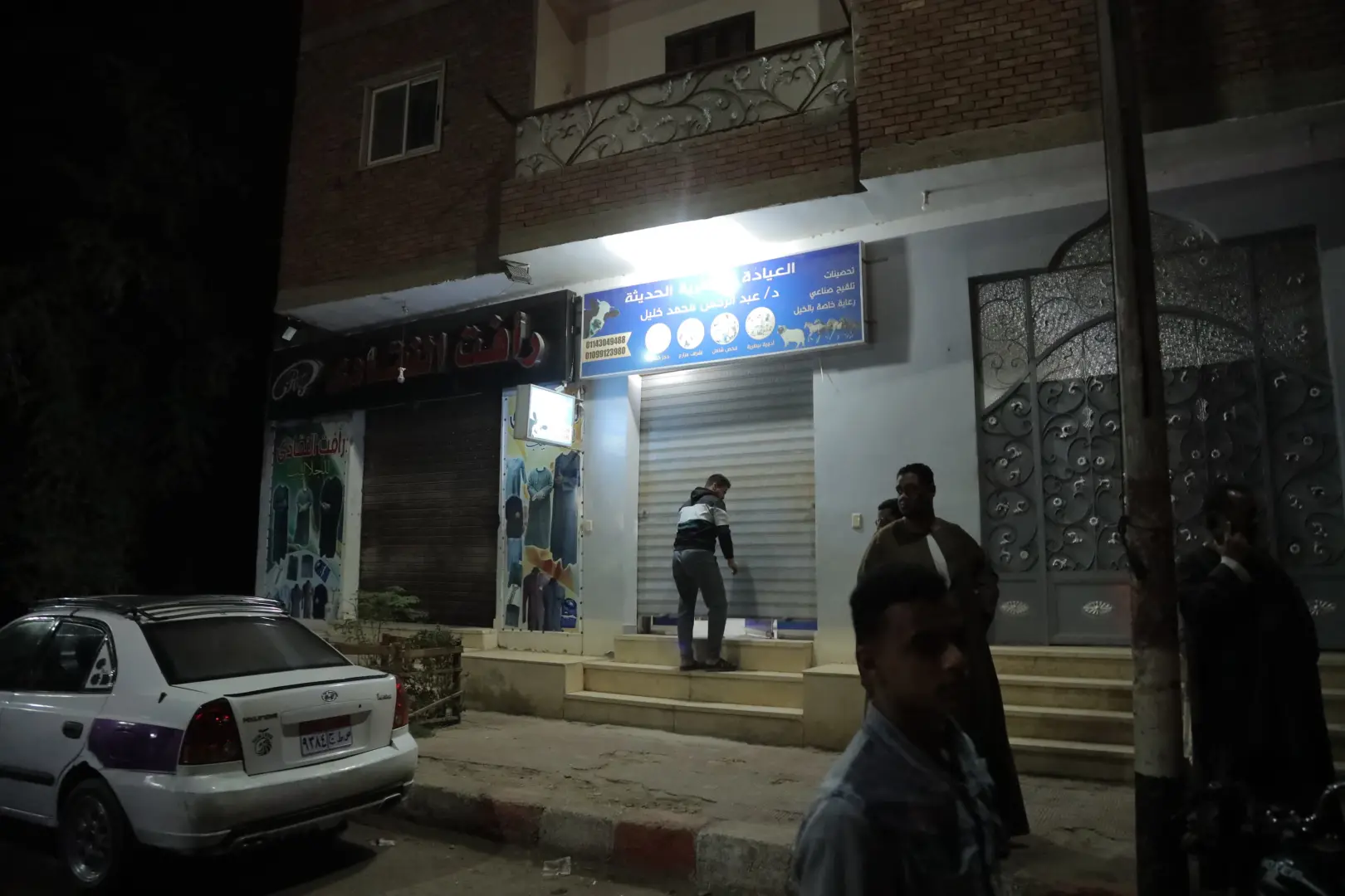محافظ قنا يتابع تنفيذ قرار مجلس الوزراء بشأن مواعيد غلق المحال العامة - 1000501636