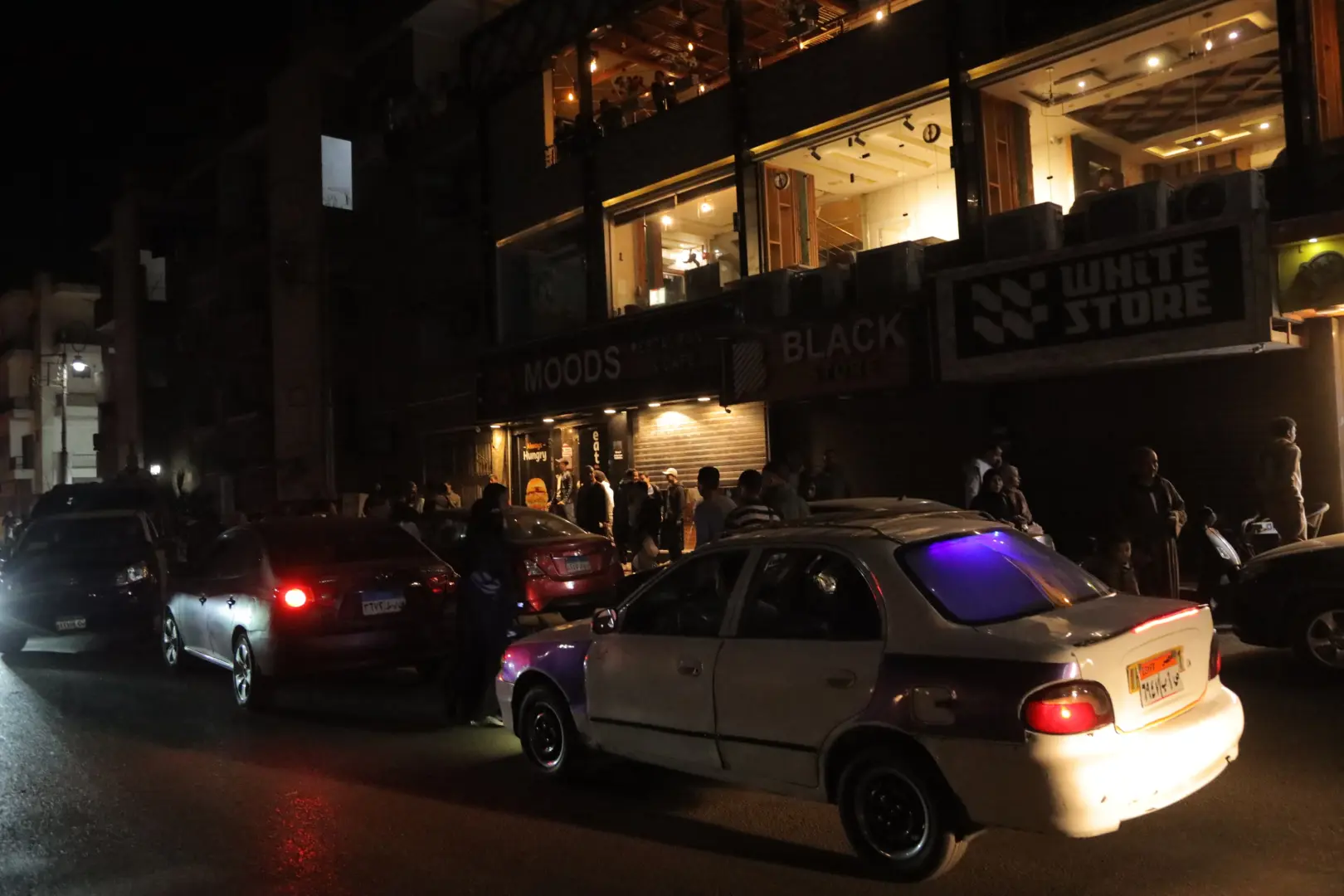 محافظ قنا يتابع تنفيذ قرار مجلس الوزراء بشأن مواعيد غلق المحال العامة - 1000501639
