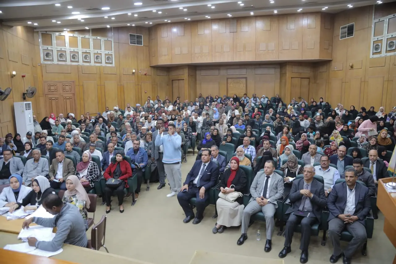 محافظ قنا يعقد لقاءً مفتوحًا ويستعرض 263 شكوى وطلبًا للمواطنين - 1000505362