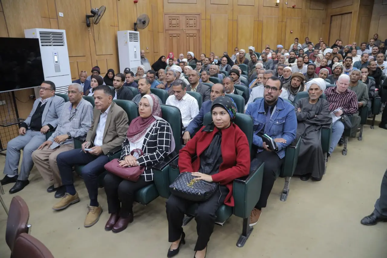 محافظ قنا يعقد لقاءً مفتوحًا ويستعرض 263 شكوى وطلبًا للمواطنين - 1000505365
