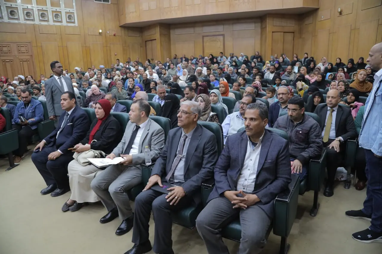 محافظ قنا يعقد لقاءً مفتوحًا ويستعرض 263 شكوى وطلبًا للمواطنين - 1000505368