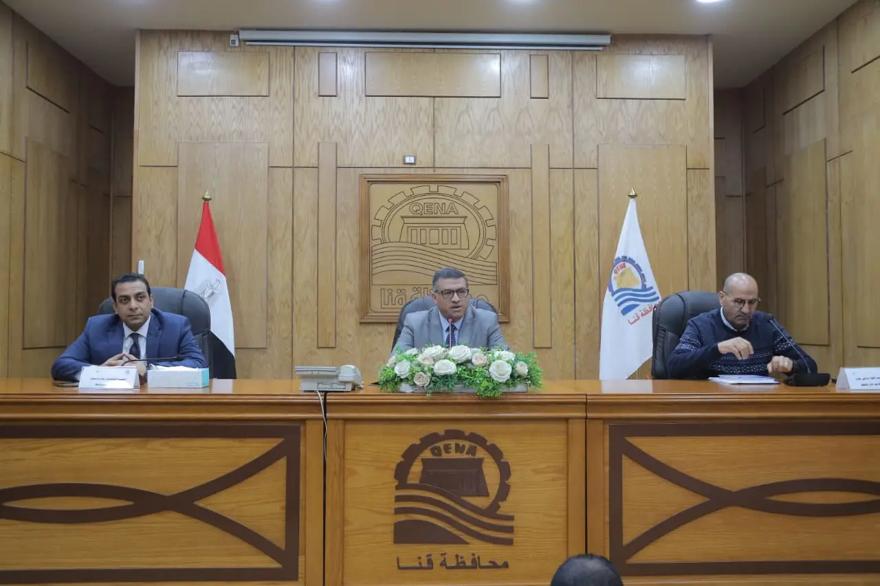 محافظ قنا يعقد لقاءً مفتوحًا ويستعرض 263 شكوى وطلبًا للمواطنين - 1000505371
