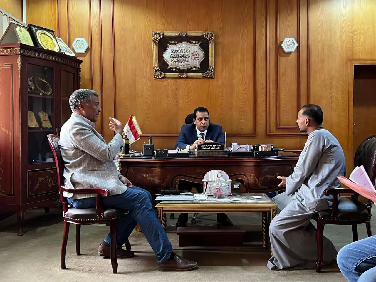 محافظ قنا يعقد لقاءً مفتوحًا ويستعرض 263 شكوى وطلبًا للمواطنين - 1000505380