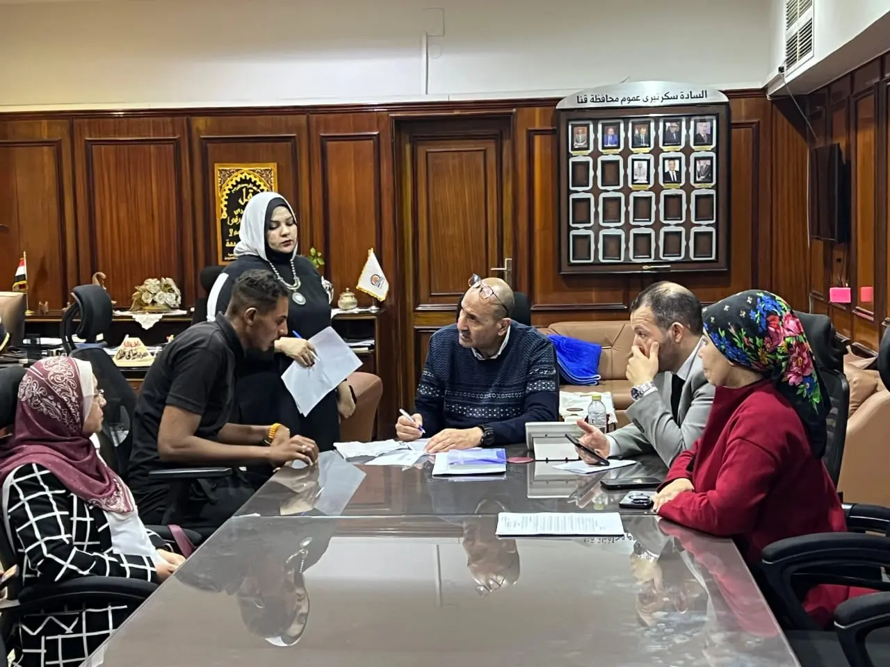 محافظ قنا يعقد لقاءً مفتوحًا ويستعرض 263 شكوى وطلبًا للمواطنين - 1000505383