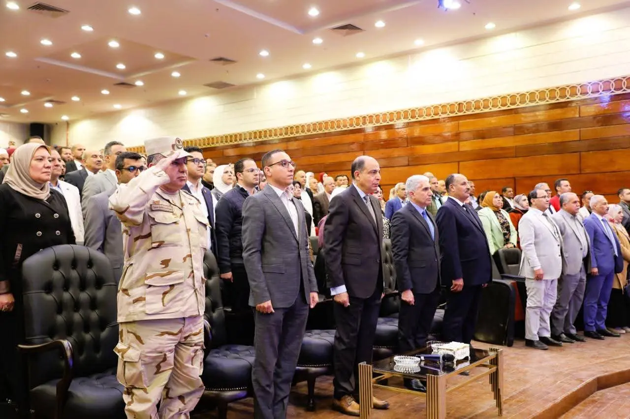محافظ المنيا يكرم حفظة القرآن من المعلمين خلال فعاليات “محاكاة دولة التلاوة” - 1000505527