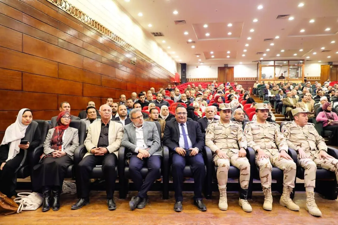 محافظ المنيا يكرم حفظة القرآن من المعلمين خلال فعاليات “محاكاة دولة التلاوة” - 1000505529