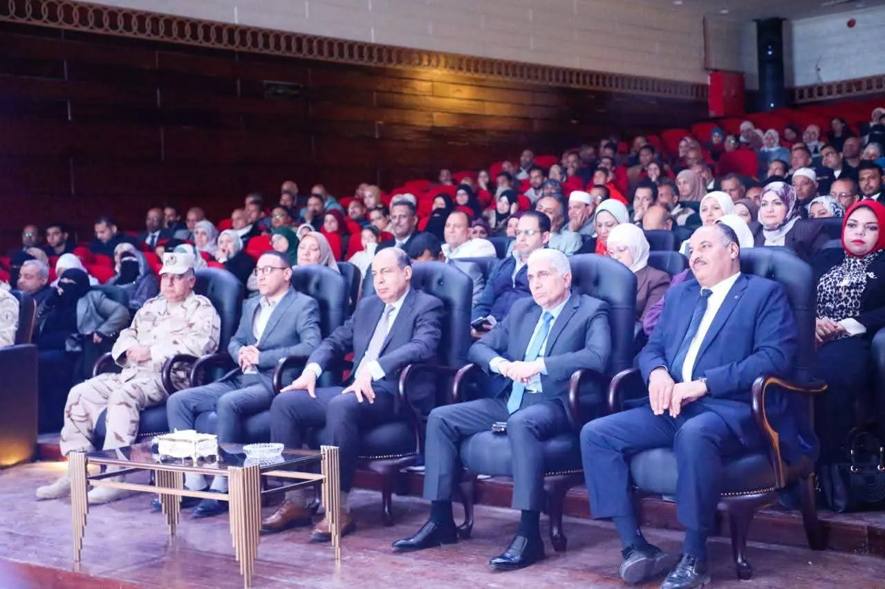 محافظ المنيا يكرم حفظة القرآن من المعلمين خلال فعاليات “محاكاة دولة التلاوة” - 1000505539