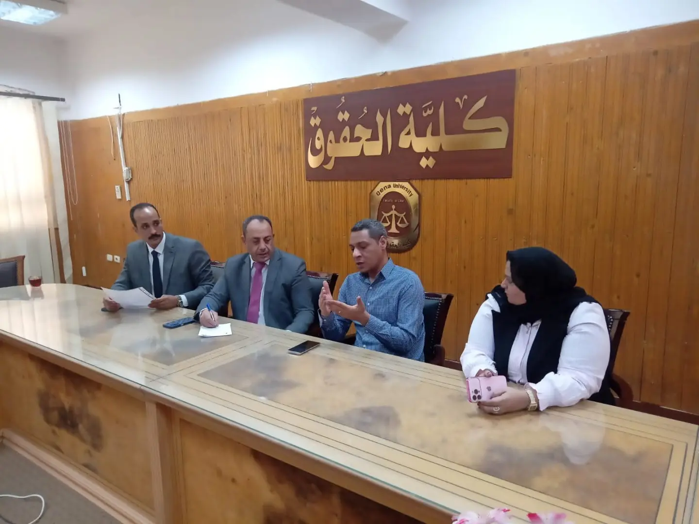 حقوق قنا تبدأ مراجعة التخصصات ضمن المشروع الرئاسي لتقييم البرامج الدراسية - 1000508696