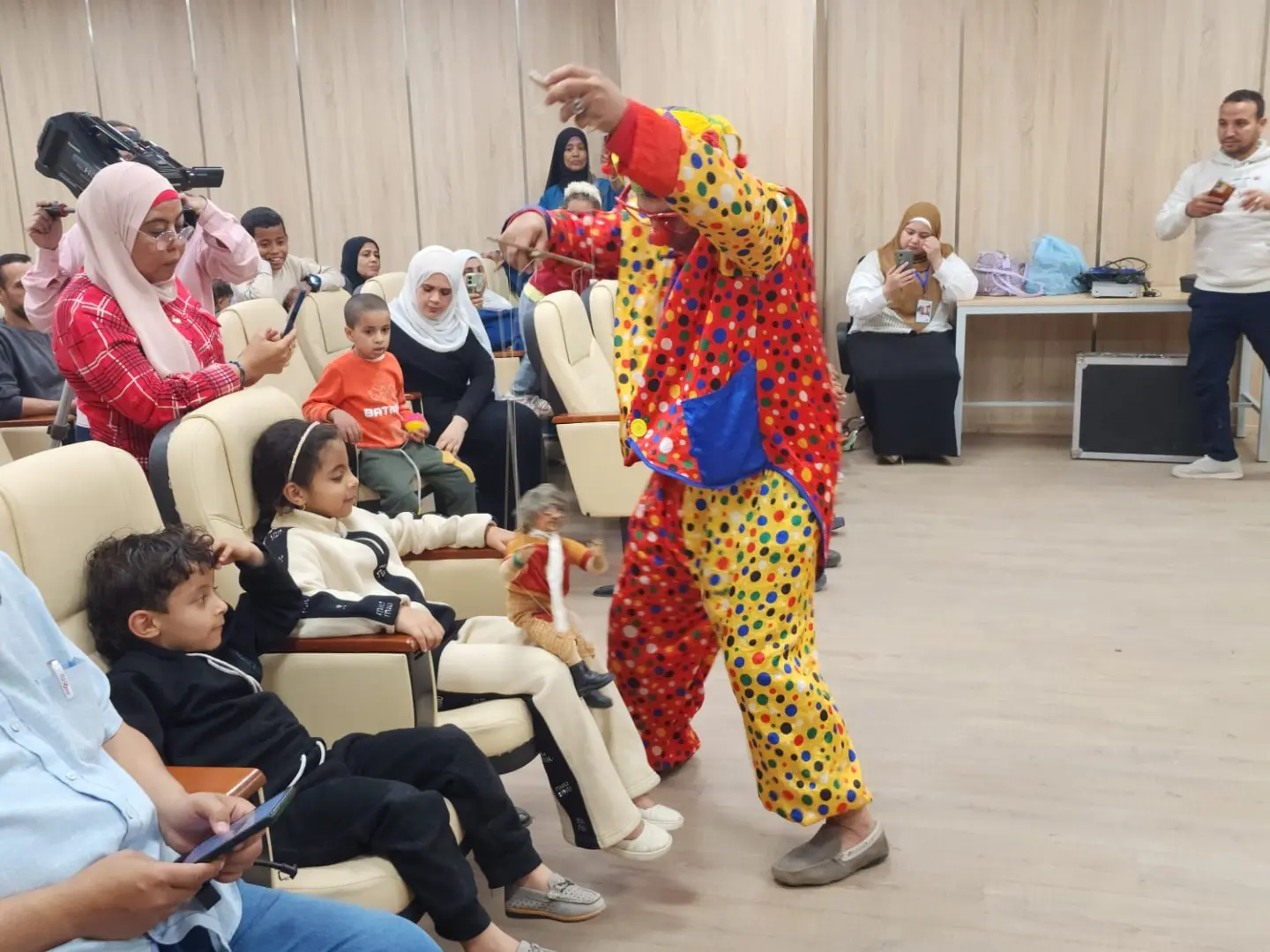 تفاعل أطفال مركز أورام قنا مع فعاليات مهرجان المسرح الدولي لشباب الجنوب