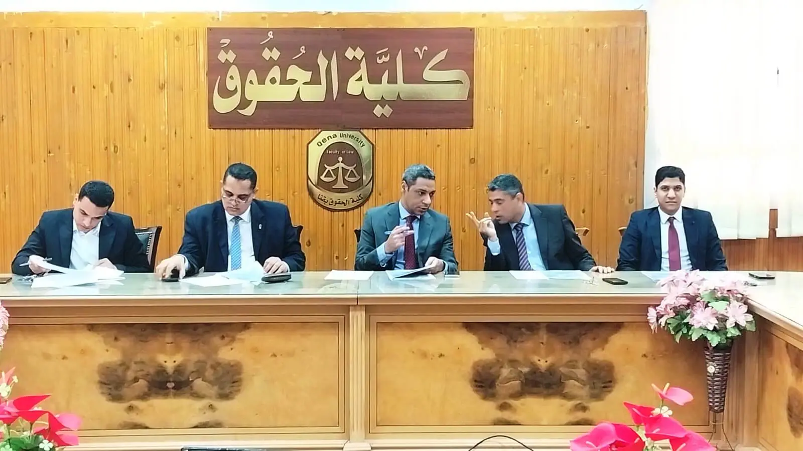 د. أحمد زكير يترأس السيمنار العلمي لمناقشة رسائل الدكتوراه بكلية الحقوق في قنا